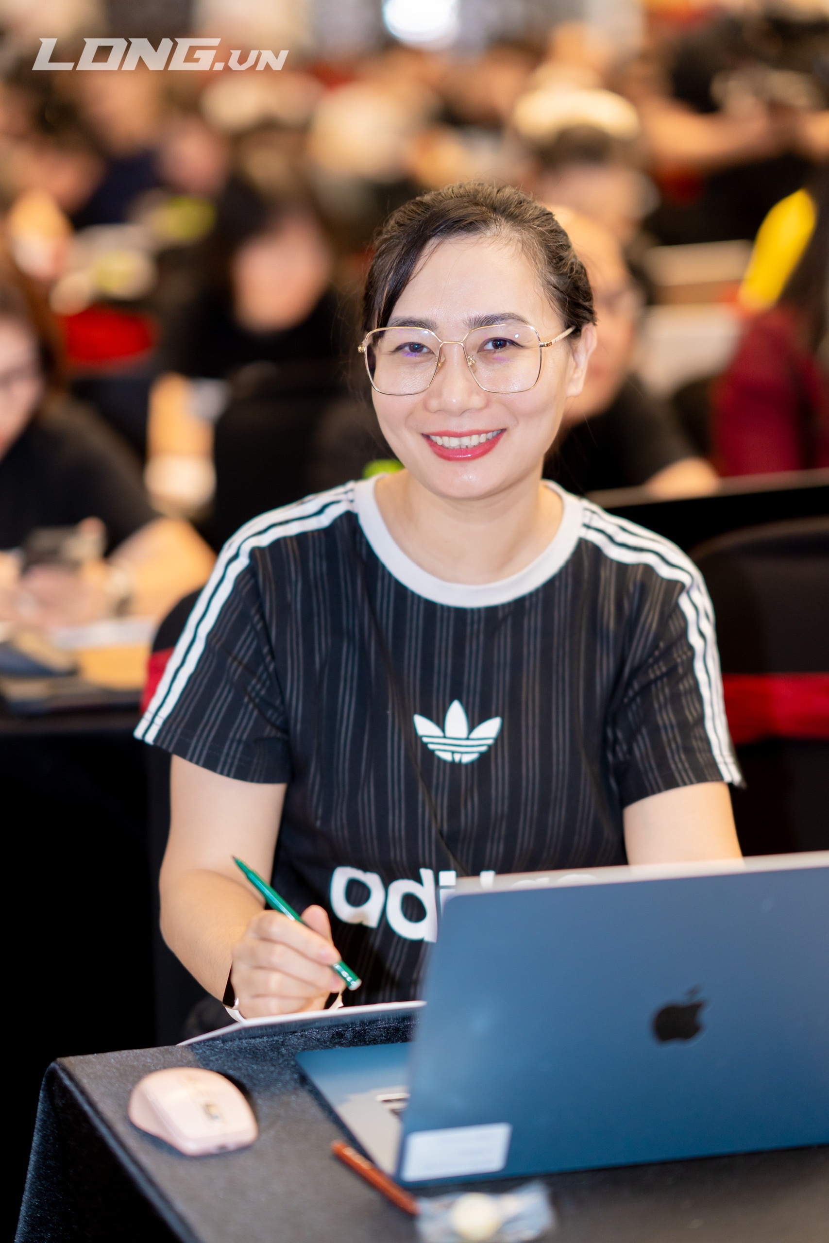 Hồng Nhung Lapari trong không gian làm việc, biểu trưng cho tinh thần kỷ luật và phát triển bền vững.