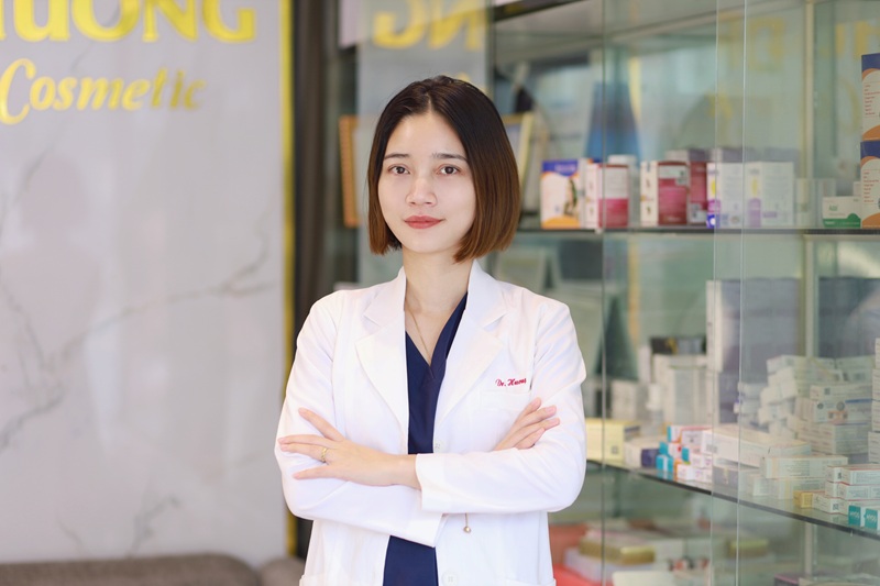 Chân dung Bác sĩ Da liễu Nguyễn Hương trong phòng khám, thể hiện sự chuyên nghiệp, y đức và triết lý chăm sóc da từ gốc, hướng đến sức khỏe lâu dài.
