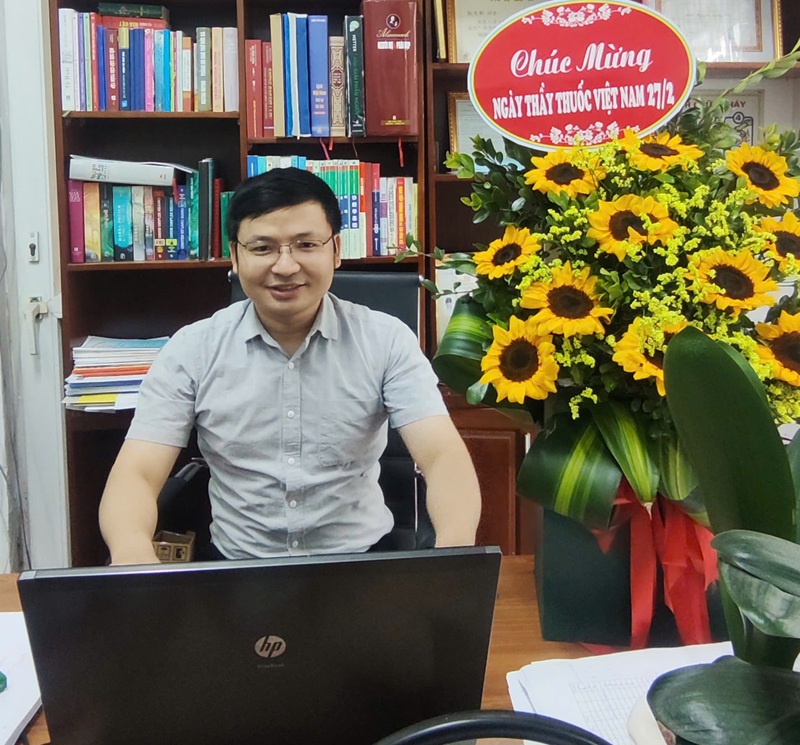 Bác sĩ Nguyễn Quang Hòa trong không gian khám chữa bệnh, thể hiện sự tận tâm và chuyên môn, mang lại niềm tin và hy vọng cho bệnh nhân.