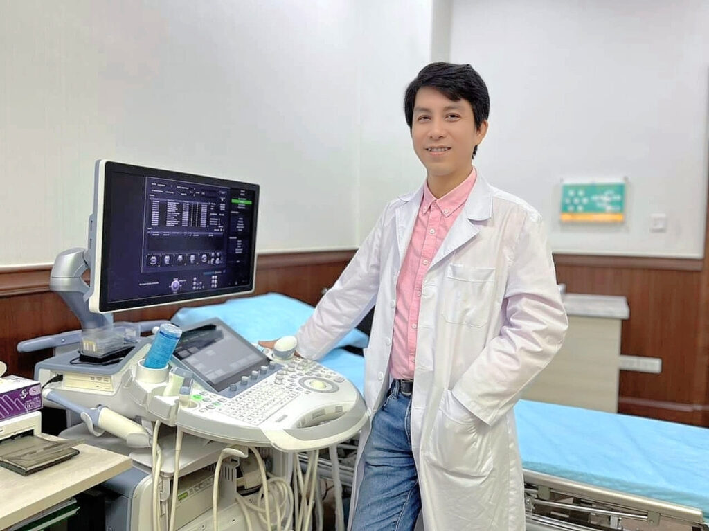 Bác sỹ Nguyễn Ngọc Tú tại cơ sở thăm khám các mẹ bầu tiểu đường thai kỳ