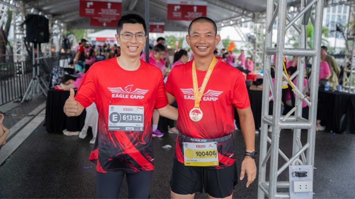 Phạm Thành Long chụp ảnh kỷ niệm với tôi