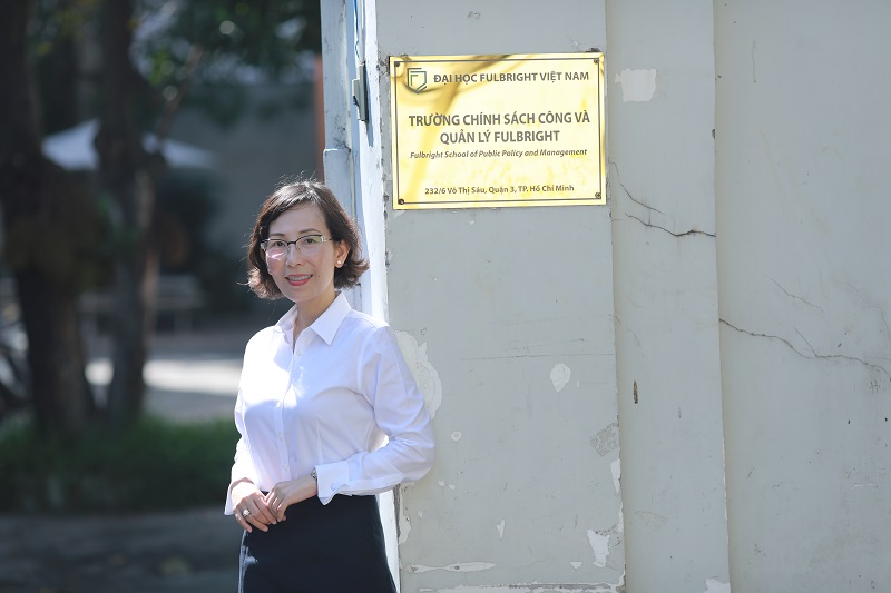 Nguyễn Huỳnh Thu Trúc trong môi trường giáo dục Montessori, thể hiện triết lý giáo dục sớm bằng yêu thương và trách nhiệm với trẻ mầm non.