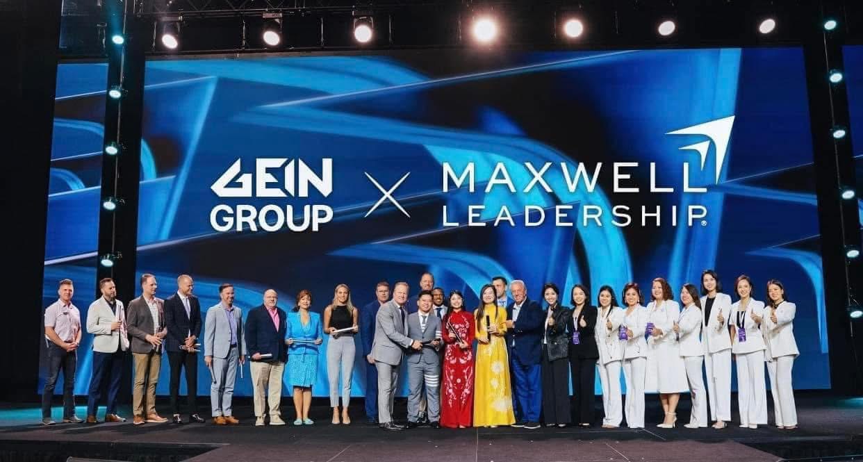 Nguyệt Trương đào tạo chuyển hóa nội tâm cho doanh nhân khởi nghiệp trong hội thảo phát triển lãnh đạo.