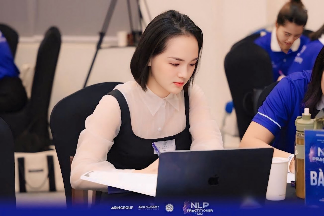 Doanh nhân tham gia lớp học làm chủ nhân quả và tái cấu trúc tư duy kinh doanh bền vững.