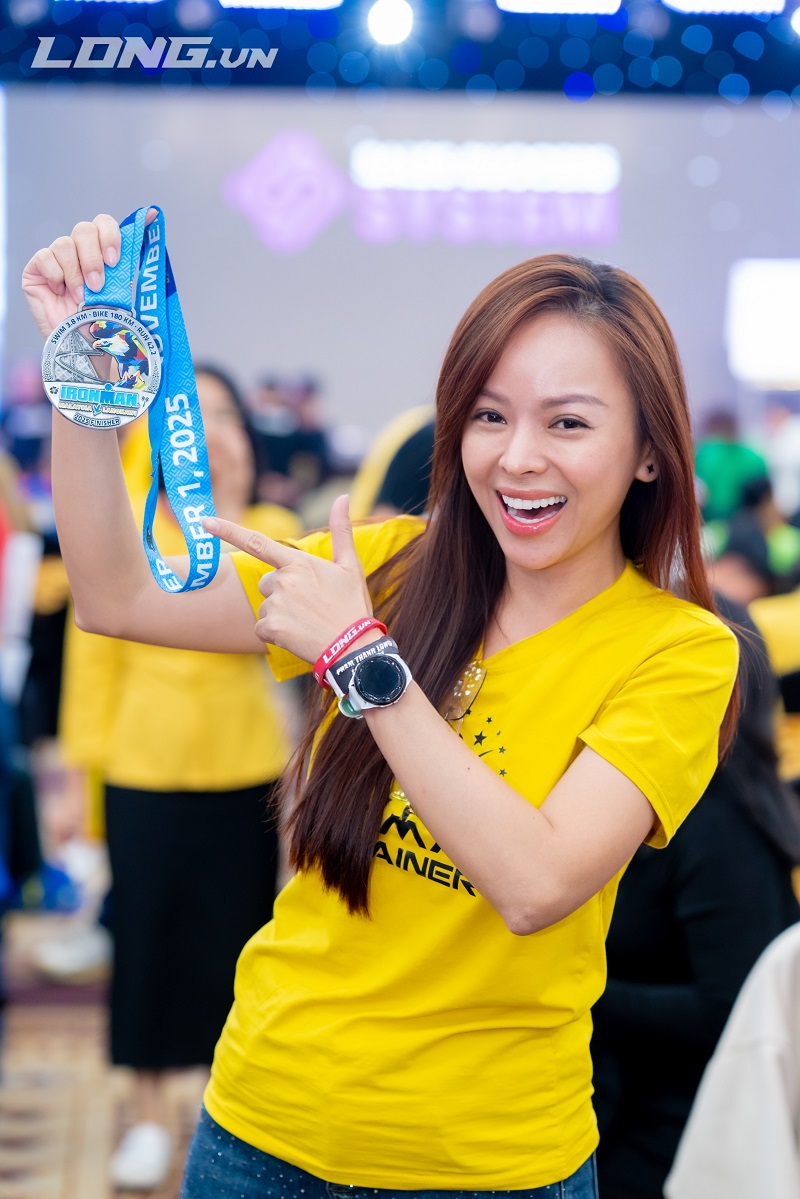 Thắm Đặng tập thể thao buổi sáng, thể hiện kỷ luật và phong cách sống của nữ doanh nhân trẻ năng động.