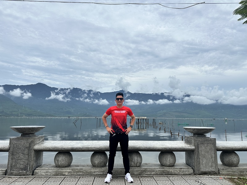 Hành trình kinh doanh online của Trần Nguyên Hoàn với góc nhìn thực tế về khởi nghiệp, thất bại và hành động không bỏ cuộc.