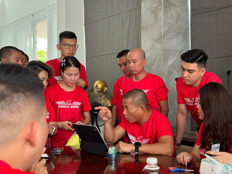 Hành trình khởi nghiệp kinh doanh online không tô hồng, tập trung vào tư duy đúng và con đường tạo kết quả thực tế.